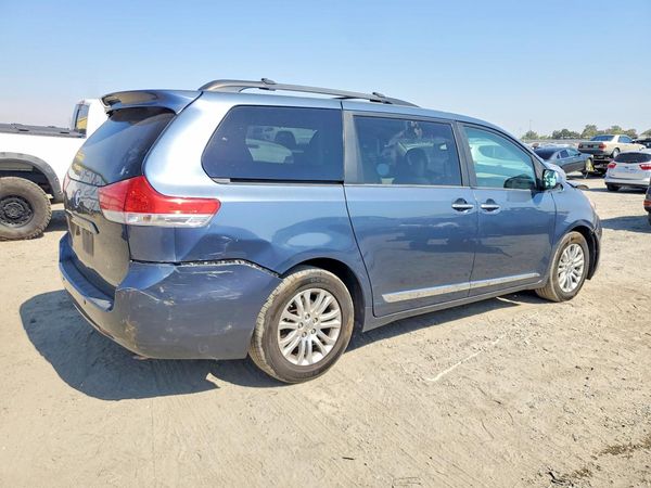 2013 TOYOTA SIENNA