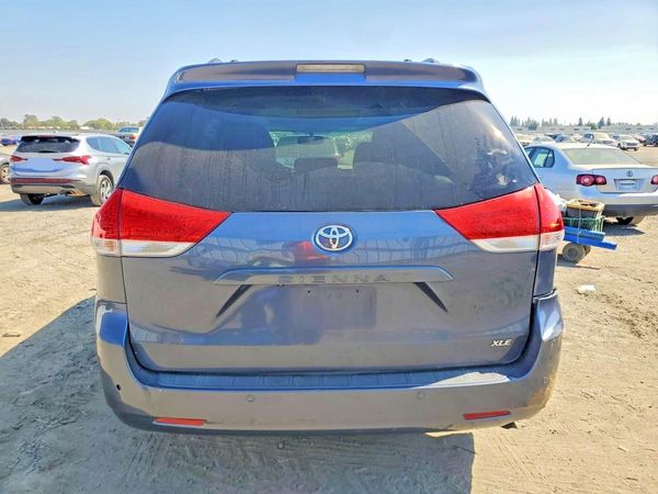 2013 TOYOTA SIENNA