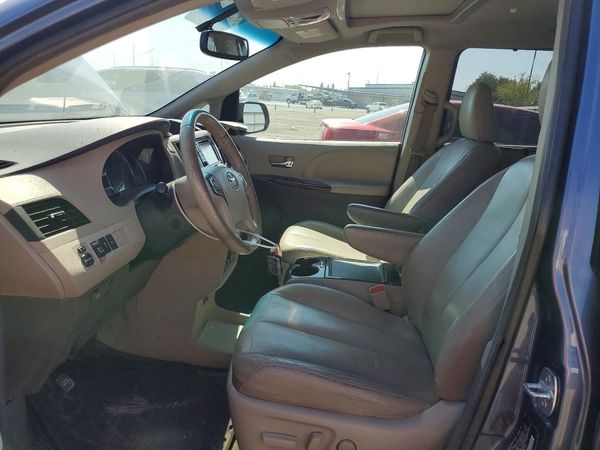 2013 TOYOTA SIENNA