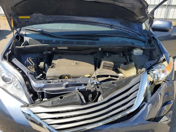 2013 TOYOTA SIENNA