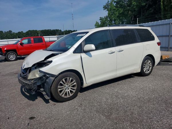 2017 TOYOTA SIENNA
