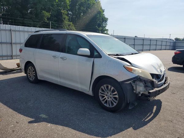 2017 TOYOTA SIENNA