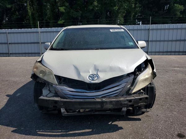 2017 TOYOTA SIENNA