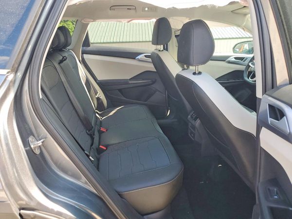 2025 VOLKSWAGEN TAOS 4Motion SE