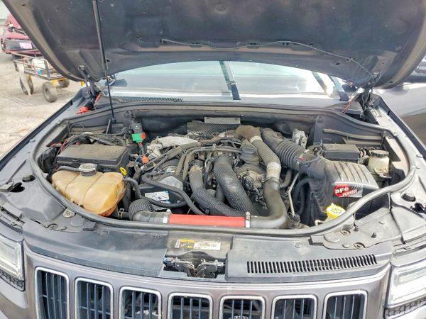 2014 JEEP CHEROKEE Limited — Engine bay