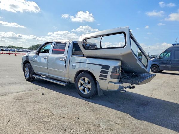 2016 RAM 1500 SLT CREW CAB 4X4