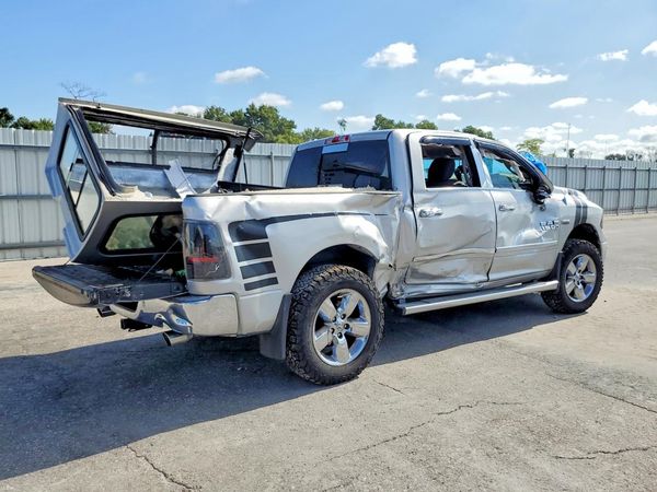 2016 RAM 1500 SLT CREW CAB 4X4