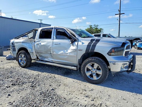 2016 RAM 1500 SLT CREW CAB 4X4