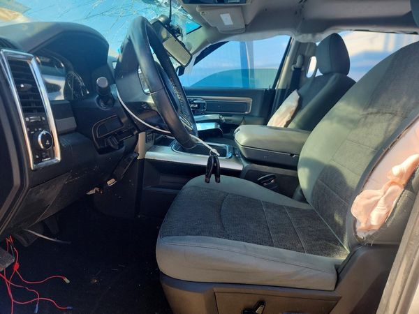 2016 RAM 1500 SLT CREW CAB 4X4