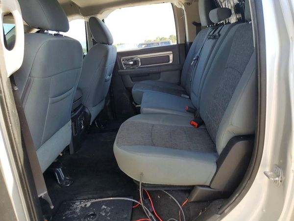 2016 RAM 1500 SLT CREW CAB 4X4
