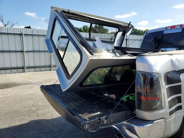 2016 RAM 1500 SLT CREW CAB 4X4