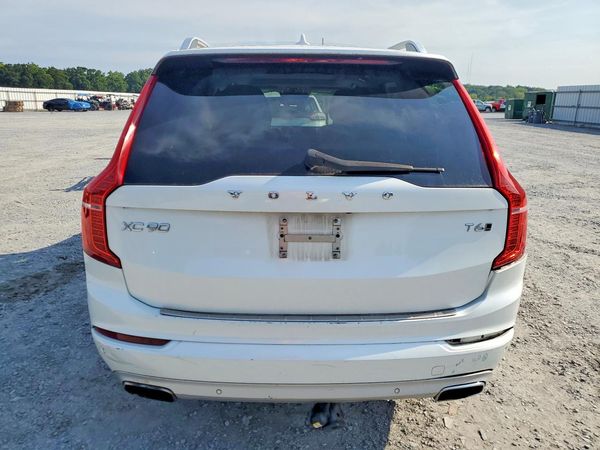 2017 VOLVO XC90 Momentum