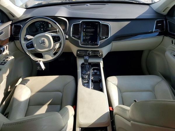 2017 VOLVO XC90 Momentum