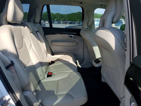 2017 VOLVO XC90 Momentum