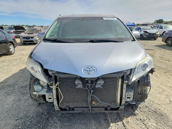 2014 TOYOTA SIENNA