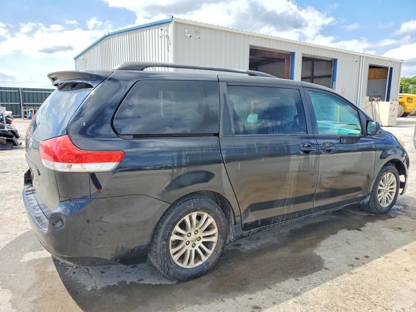 2013 TOYOTA SIENNA
