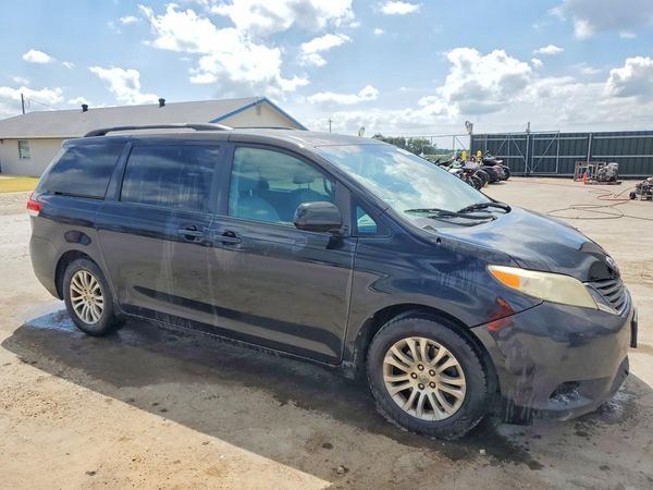2013 TOYOTA SIENNA