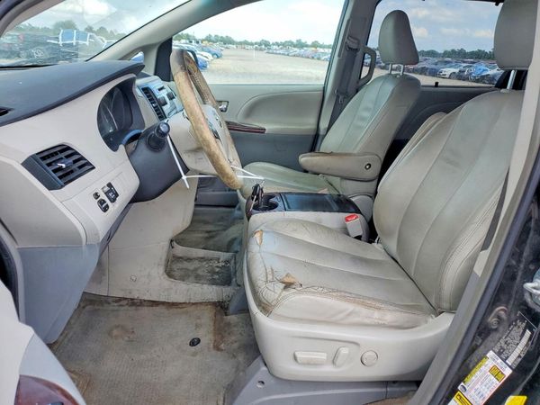 2013 TOYOTA SIENNA