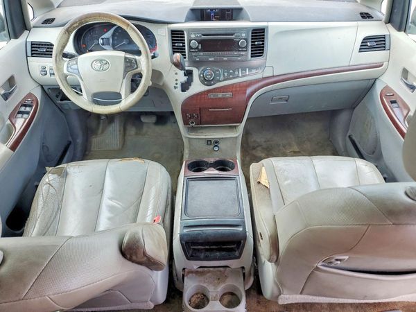 2013 TOYOTA SIENNA