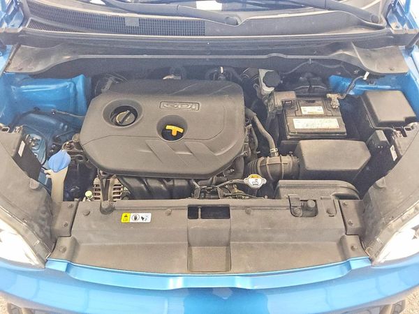 2016 KIA SOUL Exclaim — Engine bay
