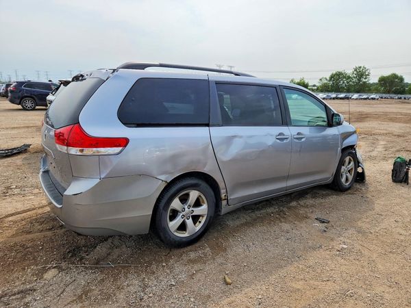 2013 TOYOTA SIENNA