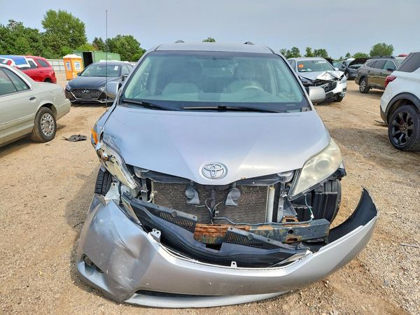 2013 TOYOTA SIENNA