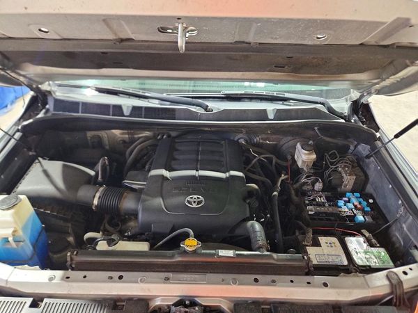 2017 TOYOTA TUNDRA Limited — Engine bay