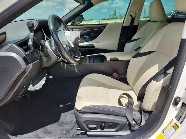 2023 LEXUS ES300 300h Premium — DENT
