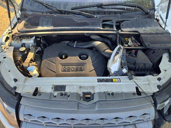 2013 LAND ROVER RANGEROVER Pure Plus — Engine bay