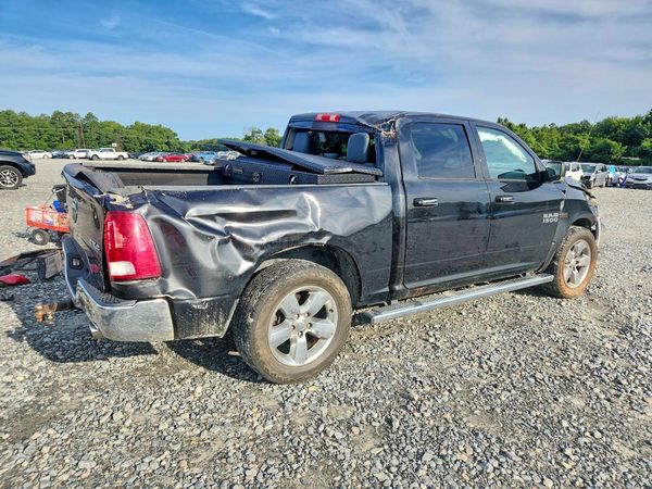 2017 RAM 1500 SLT CREW CAB 4X4