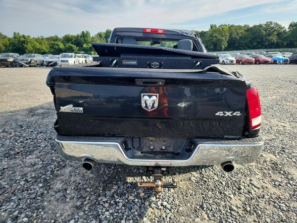2017 RAM 1500 SLT CREW CAB 4X4