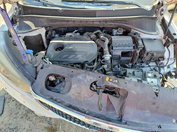 2016 KIA SORENTO EX — Engine bay