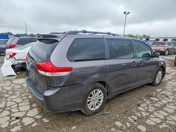 2013 TOYOTA SIENNA
