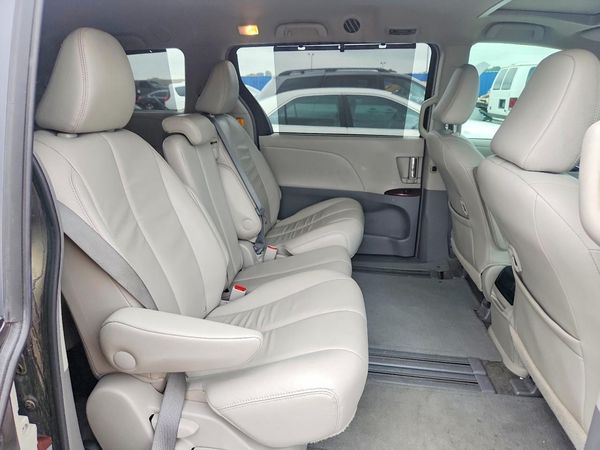 2013 TOYOTA SIENNA