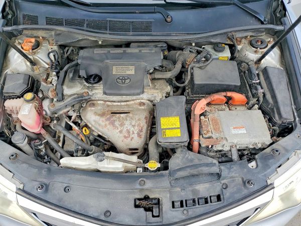 2012 TOYOTA CAMRY Hybrid — Engine bay