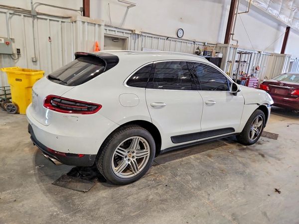 2016 PORSCHE MACAN