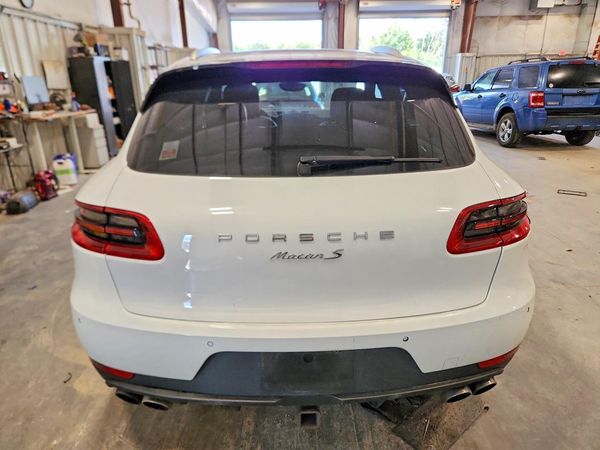2016 PORSCHE MACAN