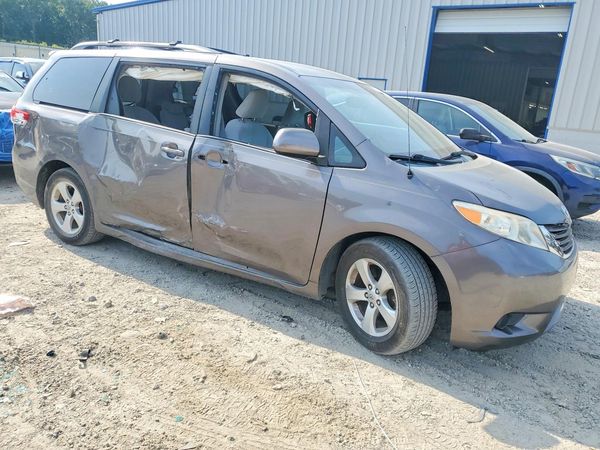 2013 TOYOTA SIENNA