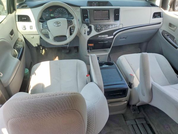 2013 TOYOTA SIENNA