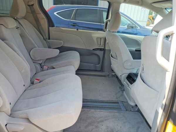 2013 TOYOTA SIENNA