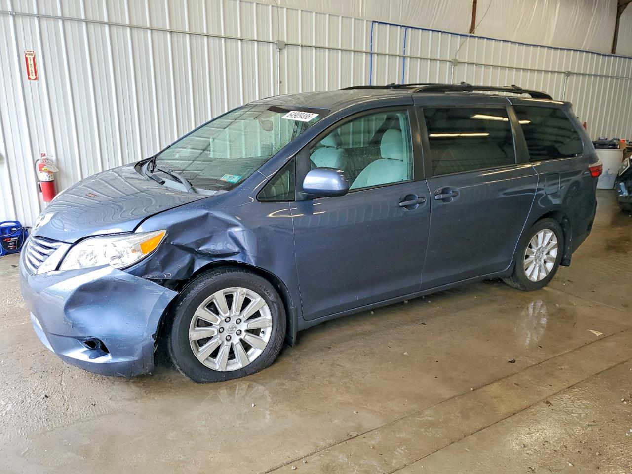 2015 TOYOTA SIENNA