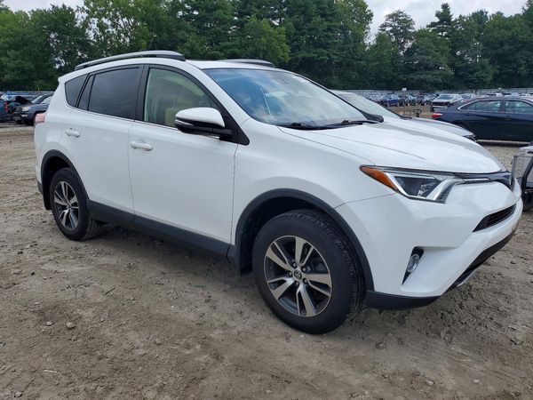 2018 TOYOTA RAV4 Adventure/XLE — Passenger 3/4