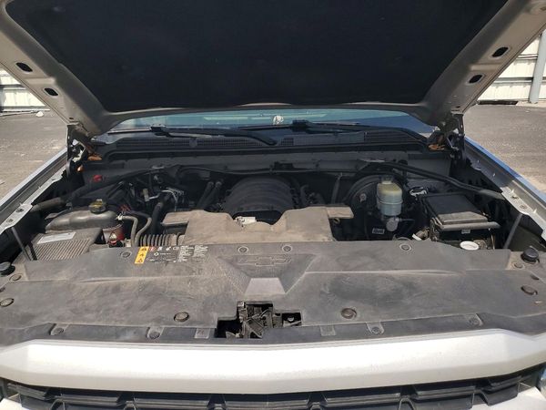 2018 CHEVROLET SILVERADO Custom — Engine bay