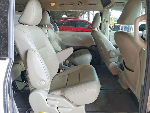 2020 TOYOTA SIENNA Q grade