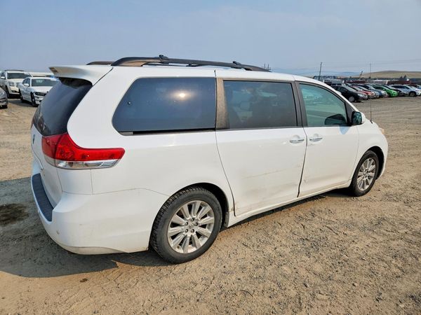 2013 TOYOTA SIENNA