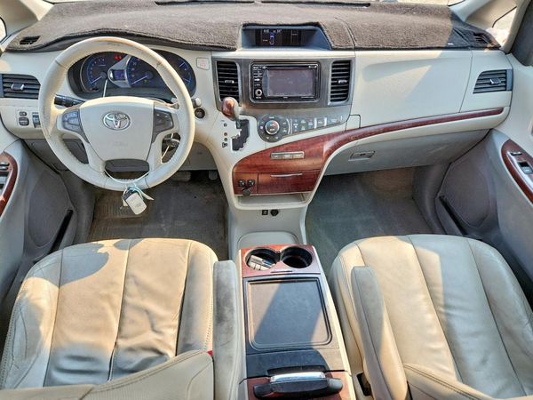 2013 TOYOTA SIENNA