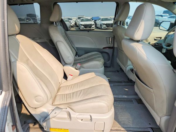 2013 TOYOTA SIENNA