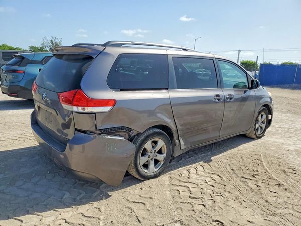 2013 TOYOTA SIENNA