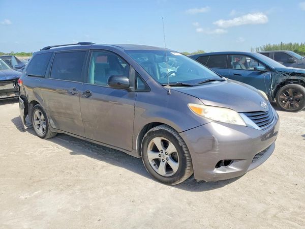 2013 TOYOTA SIENNA