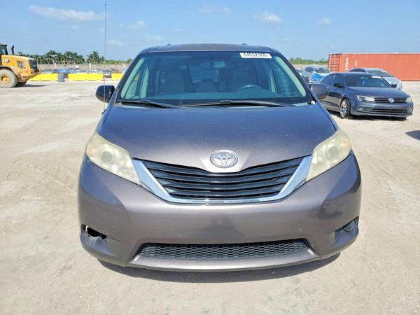 2013 TOYOTA SIENNA